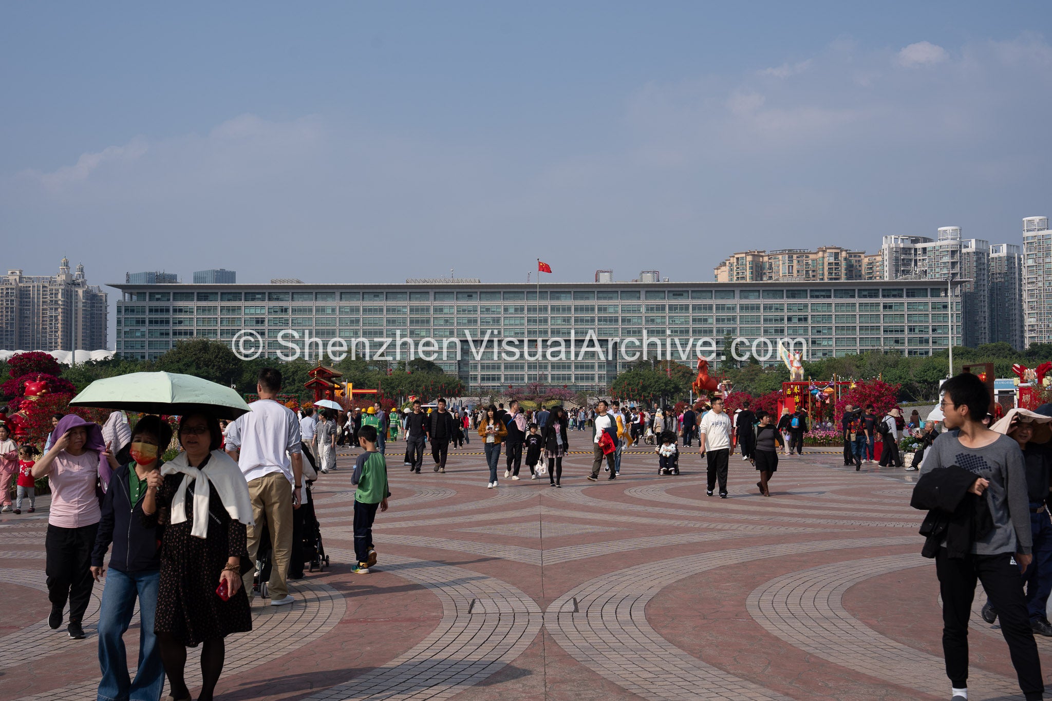 Public Crowds at the 2026 Bao'an Spring Festival Flower Fair with District Government Backdrop (SVA-26-0052)