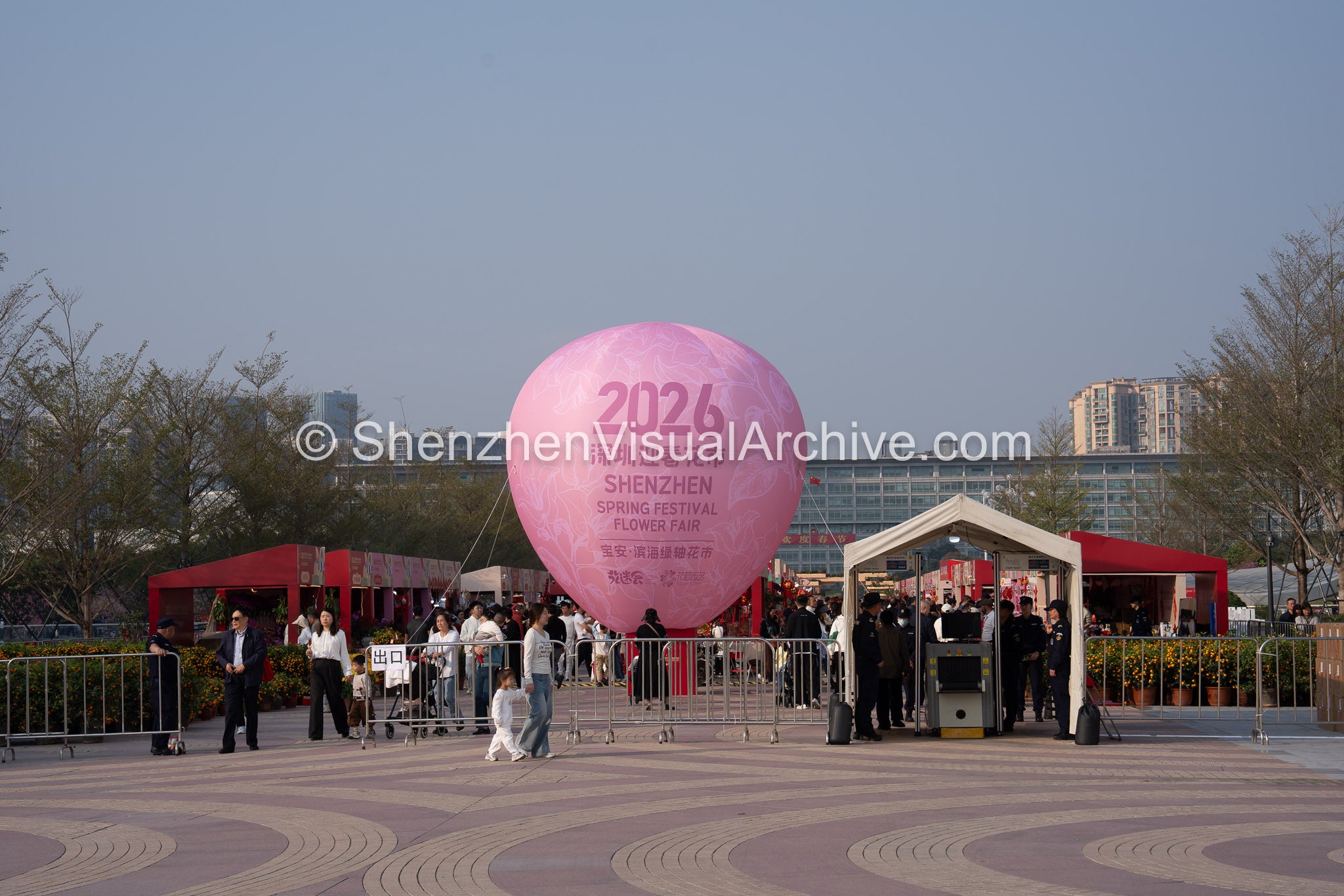 Festival Entry: Pink Landmark Balloon and Checkpoint at the 2026 Bao'an Flower Fair (SVA-26-0071)