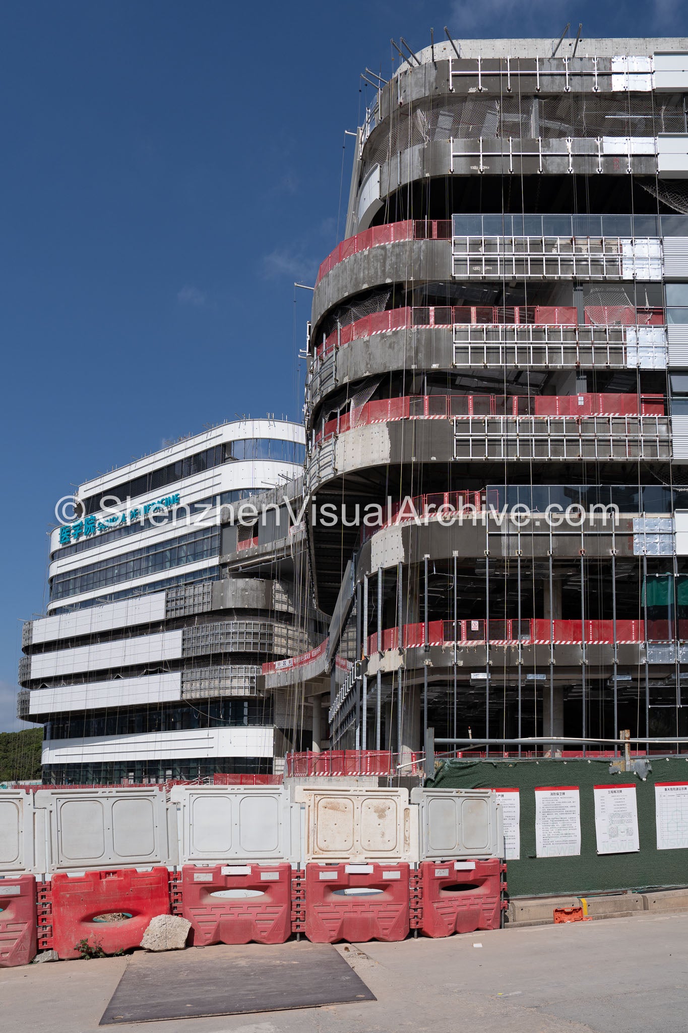 Structural Convergence: Finished and Unfinished Wings of the School of Medicine (SVA-26-0124)